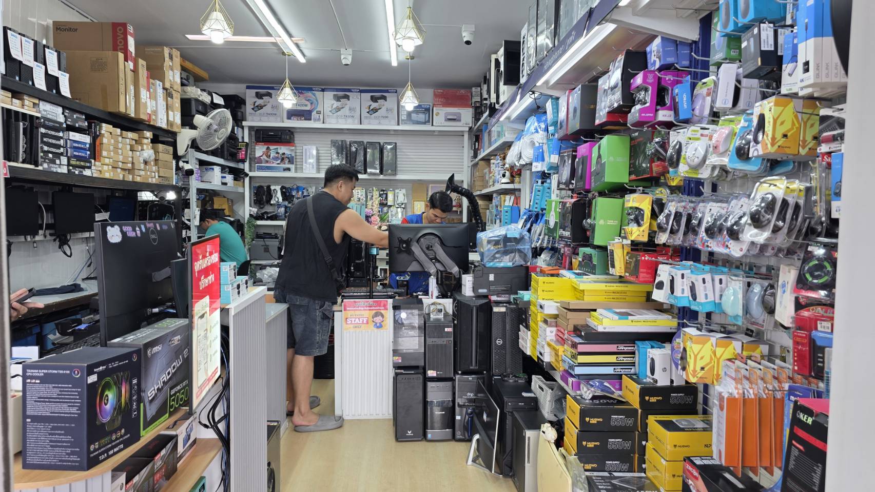 คอมพิวเตอร์และสินค้าภายในร้าน